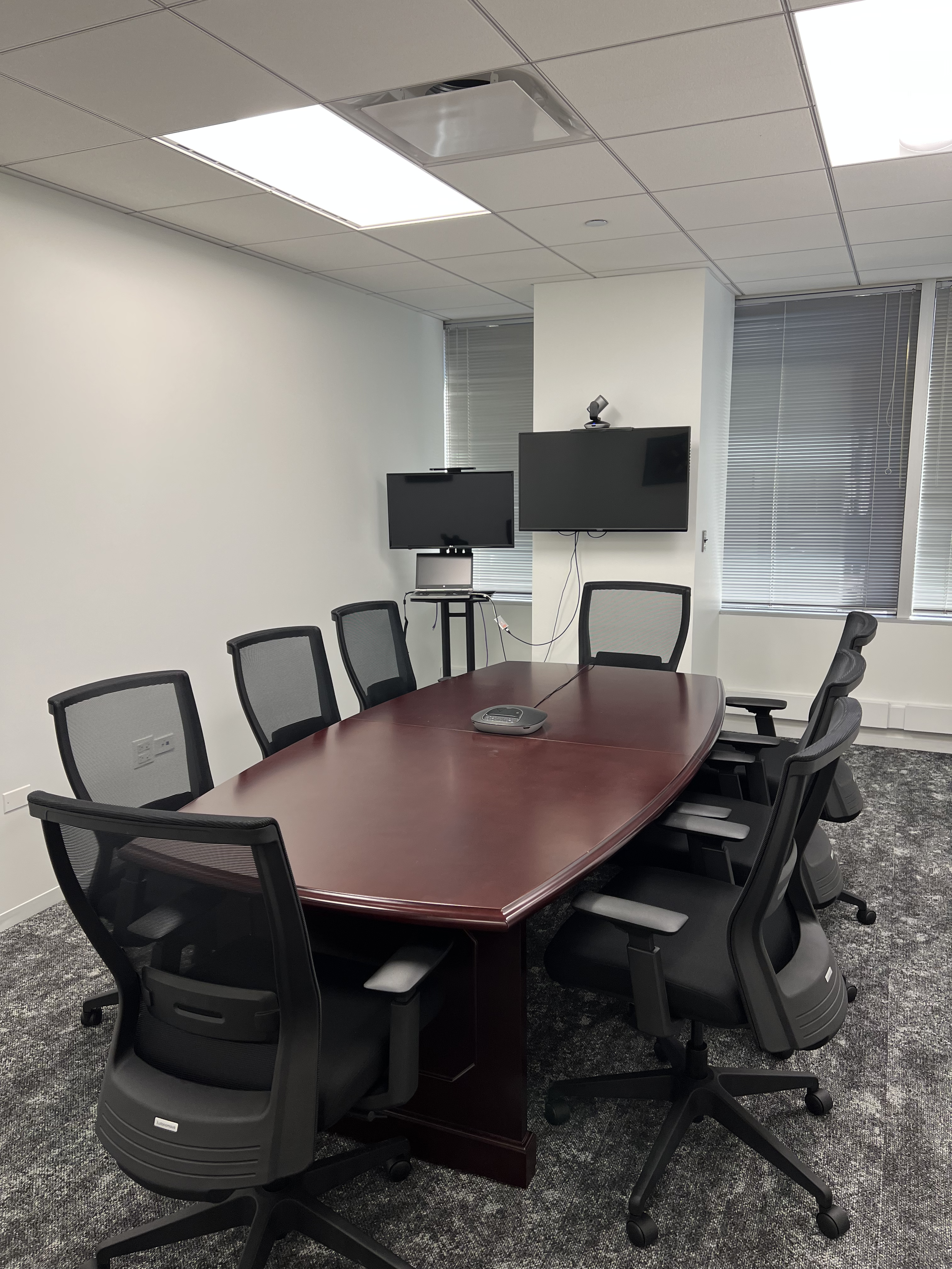 Meeting space in Chicago provided by Urlaub Bowen & Associates. We feature two Chicago meeting spaces.